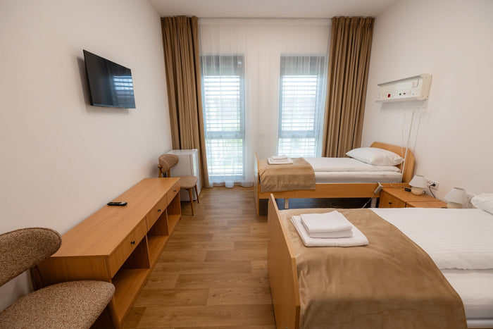 Cameră cu două paturi la Căminul Sfântul Vasile Cluj-Napoca, cu lenjerii, prosoape și draperii Horeca Papatya.