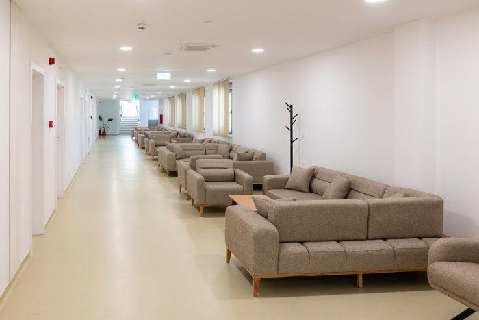 Zonă de socializare pe holul Căminului Sfântul Vasile Cluj-Napoca, cu canapele și fotolii Horeca Papatya.
