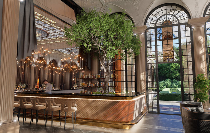 Bar interior cu copac decorativ înalt, candelabre suspendate și rafturi cu sticle, cu acces spre grădină.