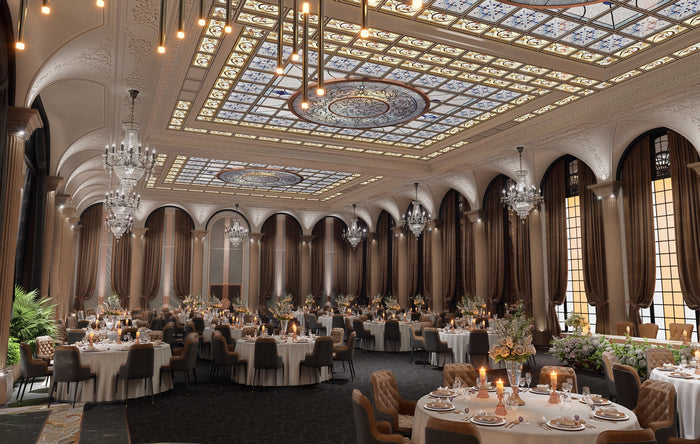Sală de evenimente cu tavan din vitralii ornamentale, candelabre din cristal și mese rotunde aranjate festiv.