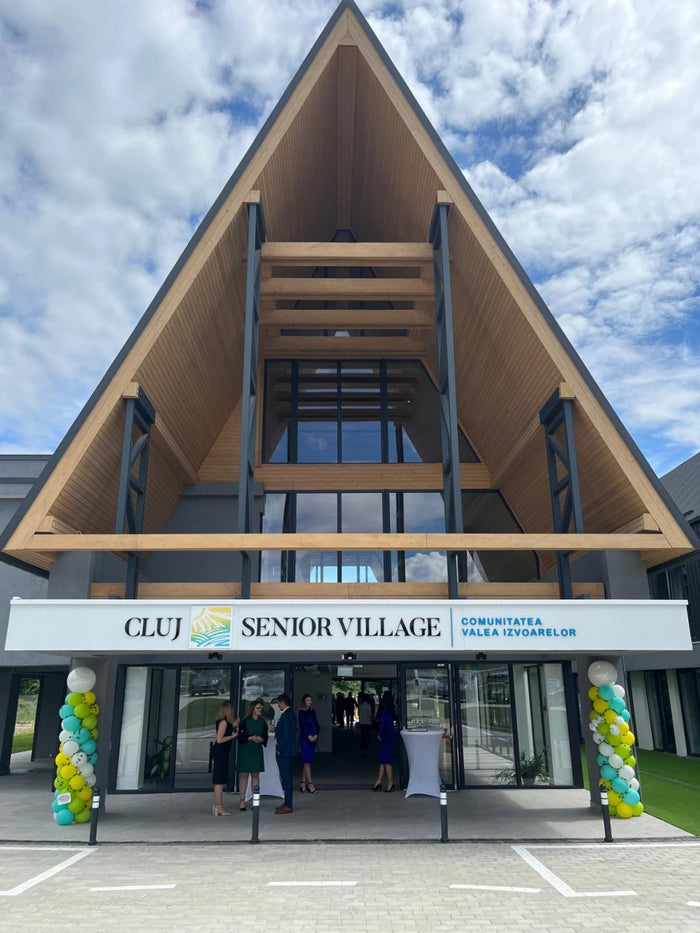 Intrarea principală a Cluj Senior Village din Comunitatea Valea Izvoarelor, în ziua inaugurării.