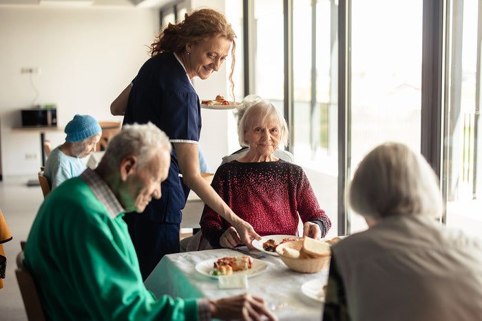 Servirea mesei în restaurantul Cluj Senior Village, cu veselă profesională și cărucioare de servire.